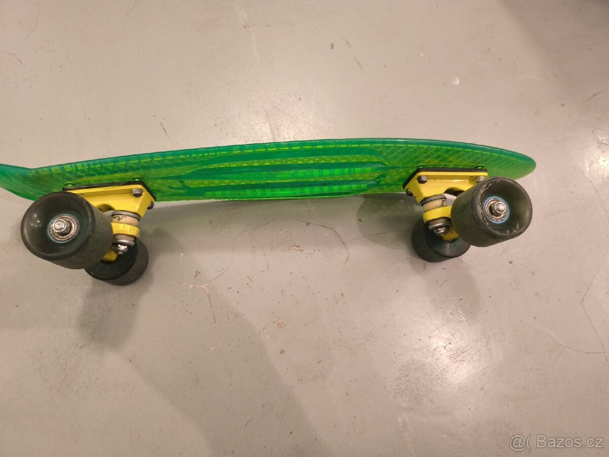 Penny board, odrážedlo a helma na kolo