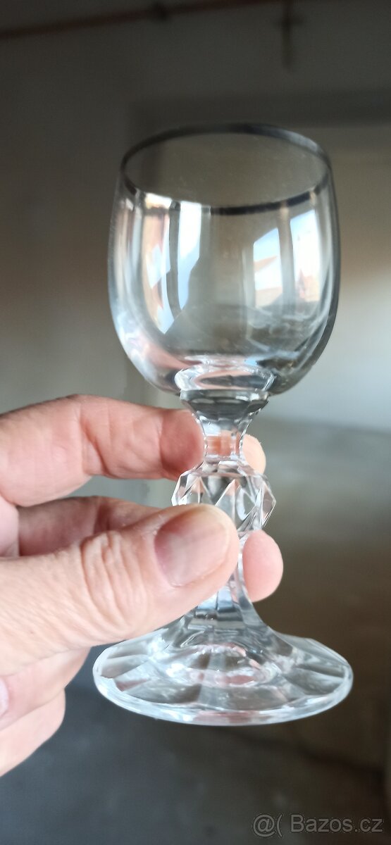 sklenička na stopce