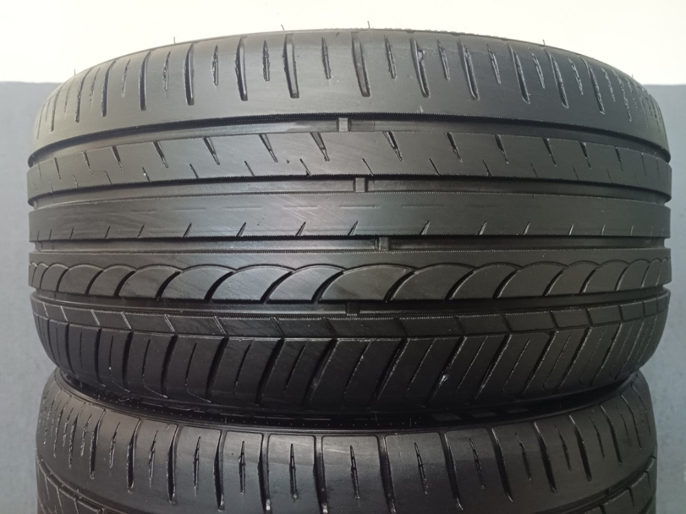 225/35 R19 BLACK LION (2720)
