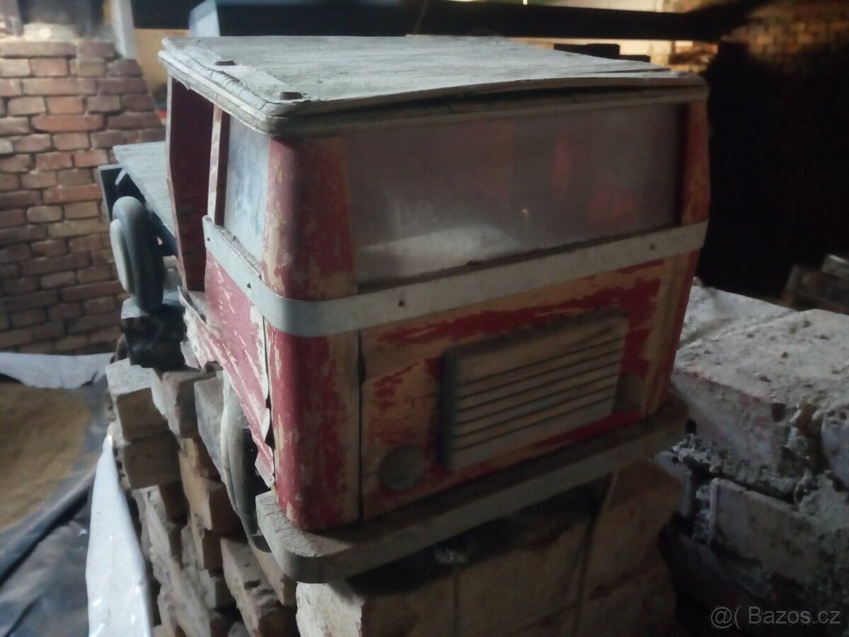 Velke drevene auto