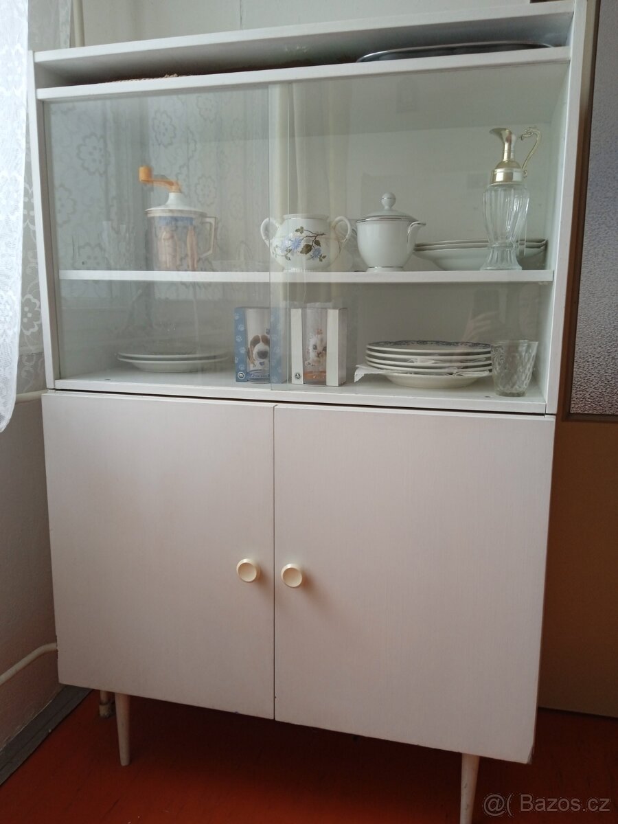 Bílá prosklená skříňka