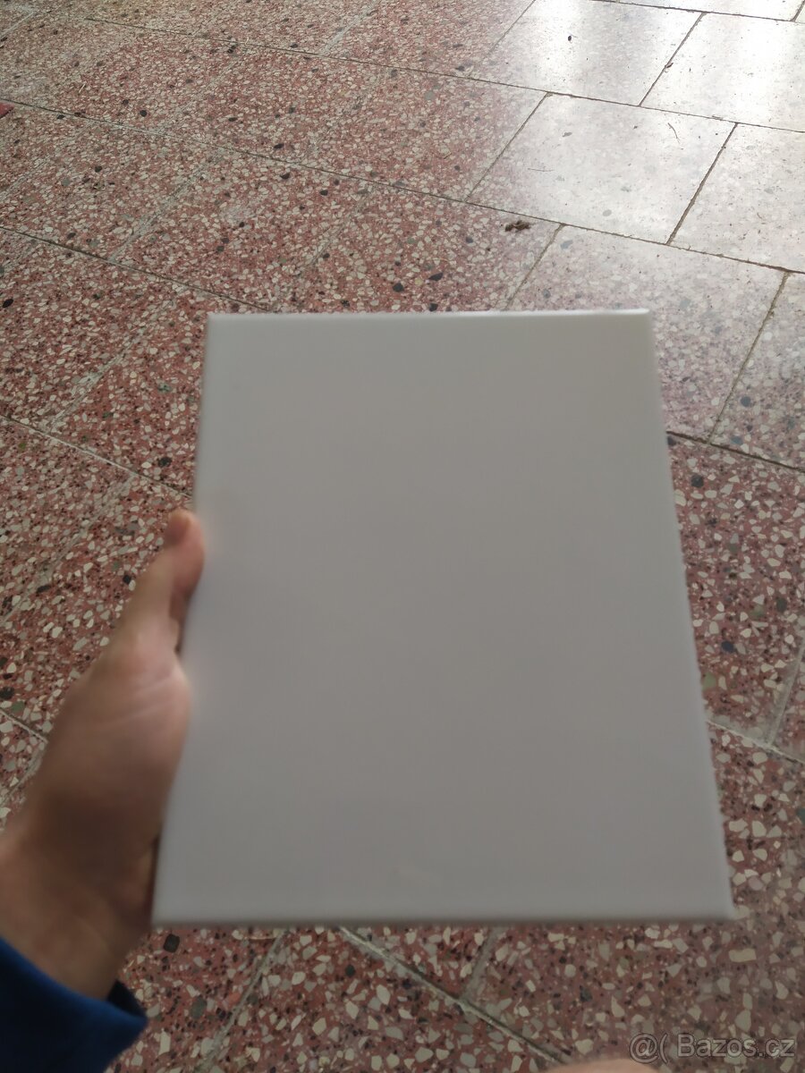 Bílé kachličky/obklady, zbytek 2 m2