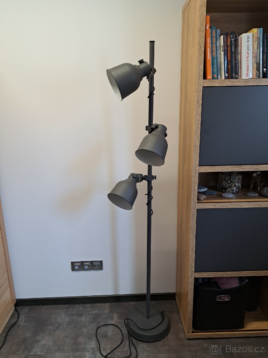 Stojací lampa