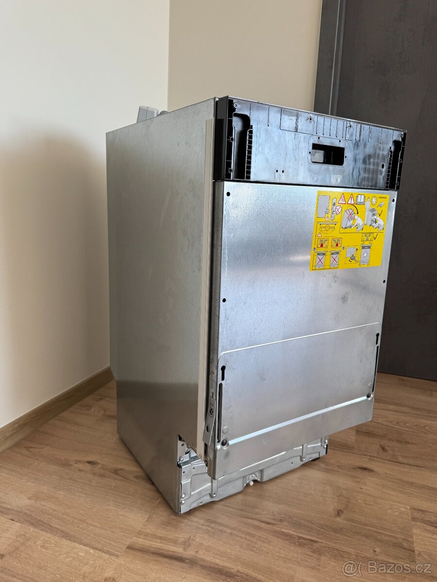 Úzká vestavná myčka Electrolux EES42210L – 45 cm, plně funkč