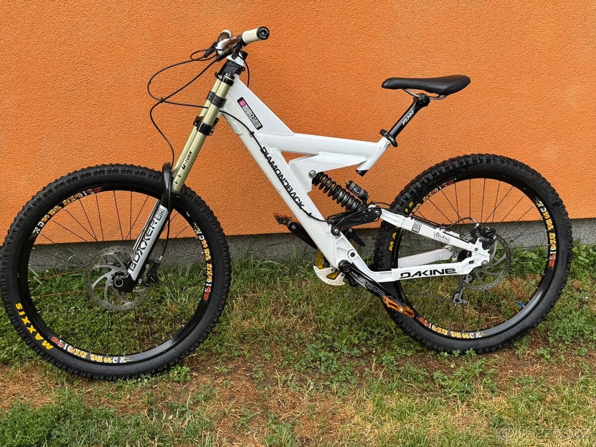 DH celoodpružený bike Diamodback Strike oldschool
