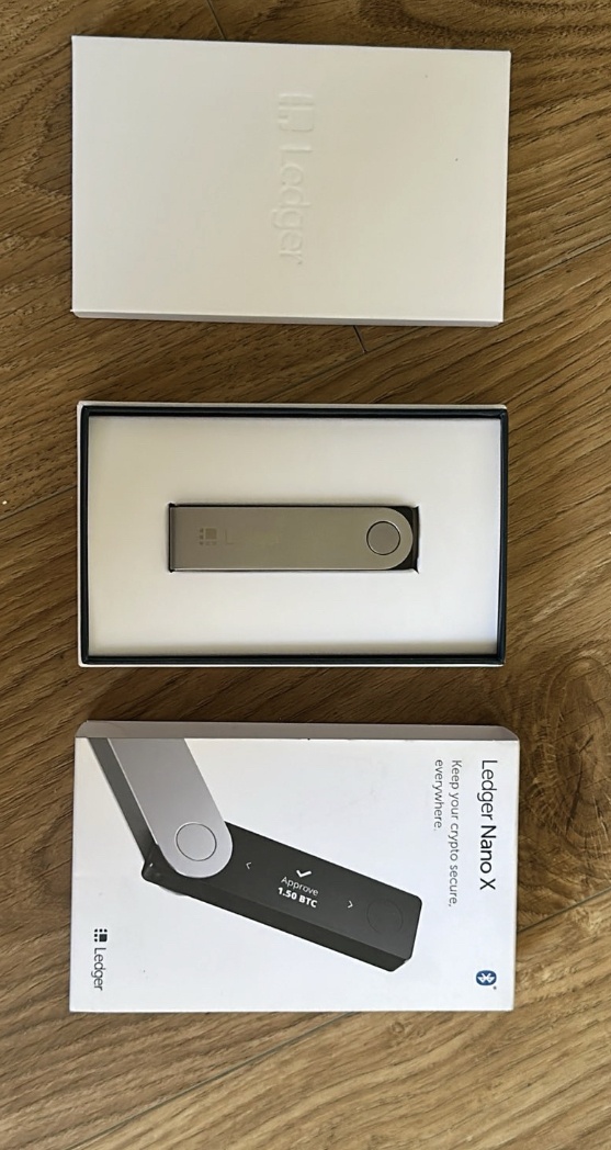 Hardwarová peněženka Ledger Nano X (Bitcoi,..)