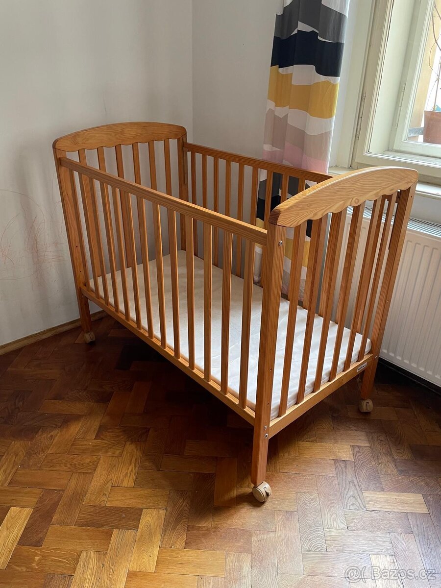 Dřevěná dětská postýlka