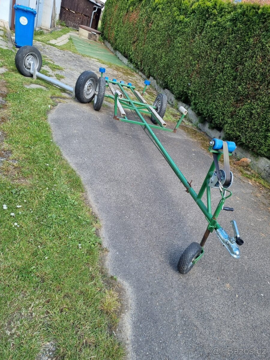 Vozík na převoz lodi