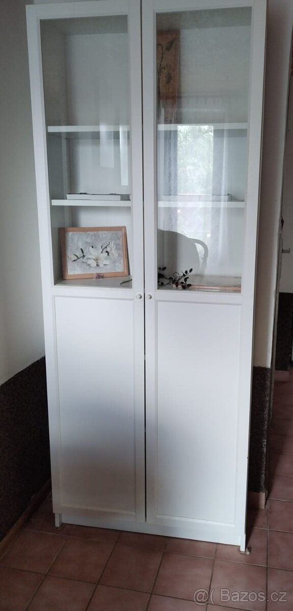 Prodám prosklenou skříň z IKEA