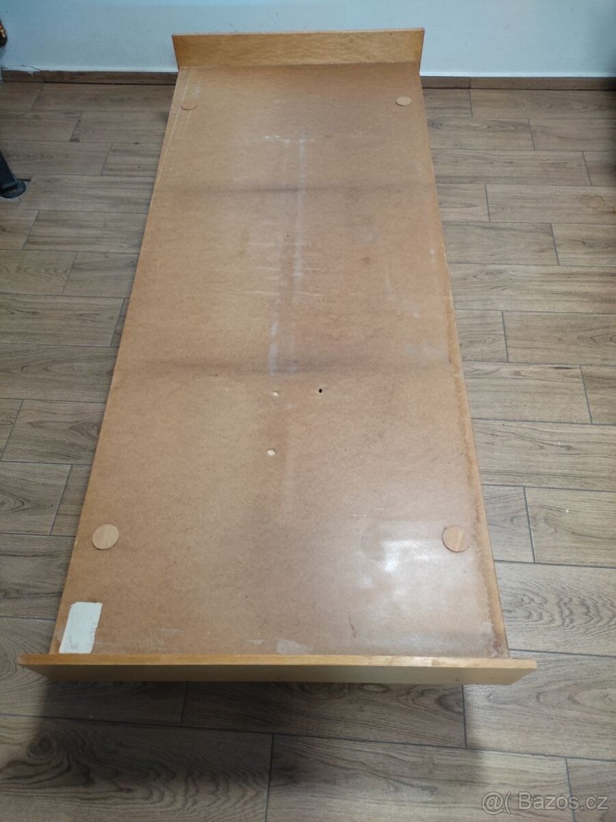Válendy, skříňky, postele, staroýitmé postele po prababičce
