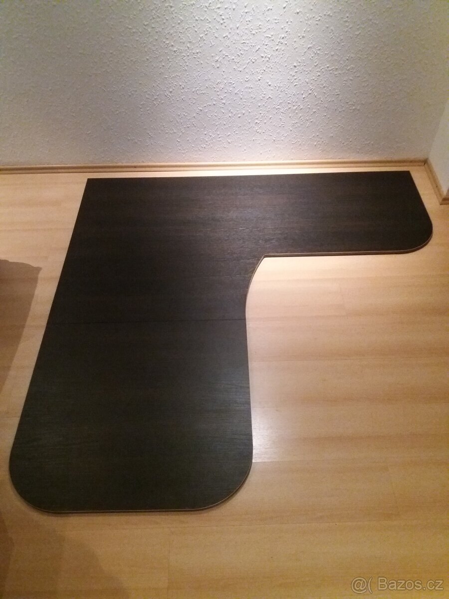 Stůl z lamino desky 170x170 (do prostoru / rohový)