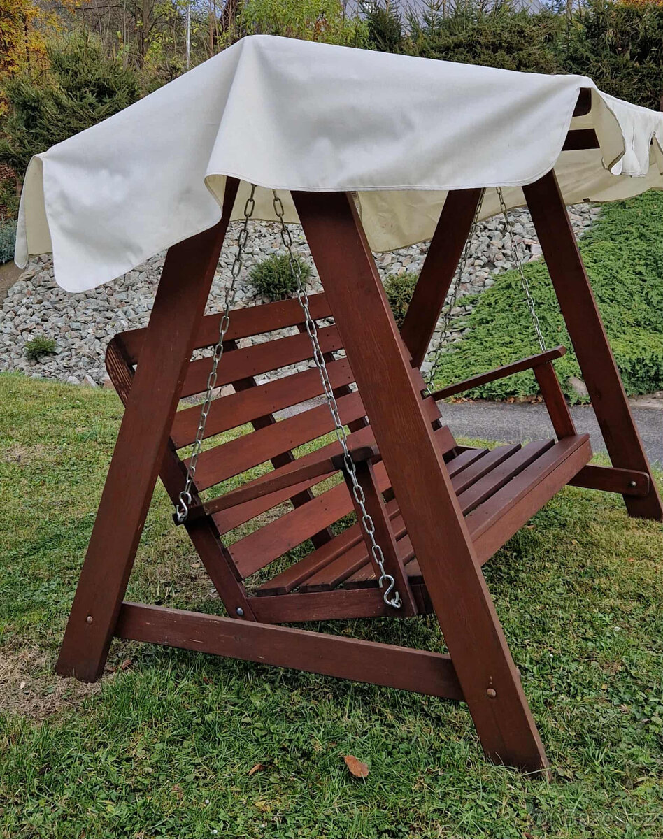 Zahradní houpačka z masivu