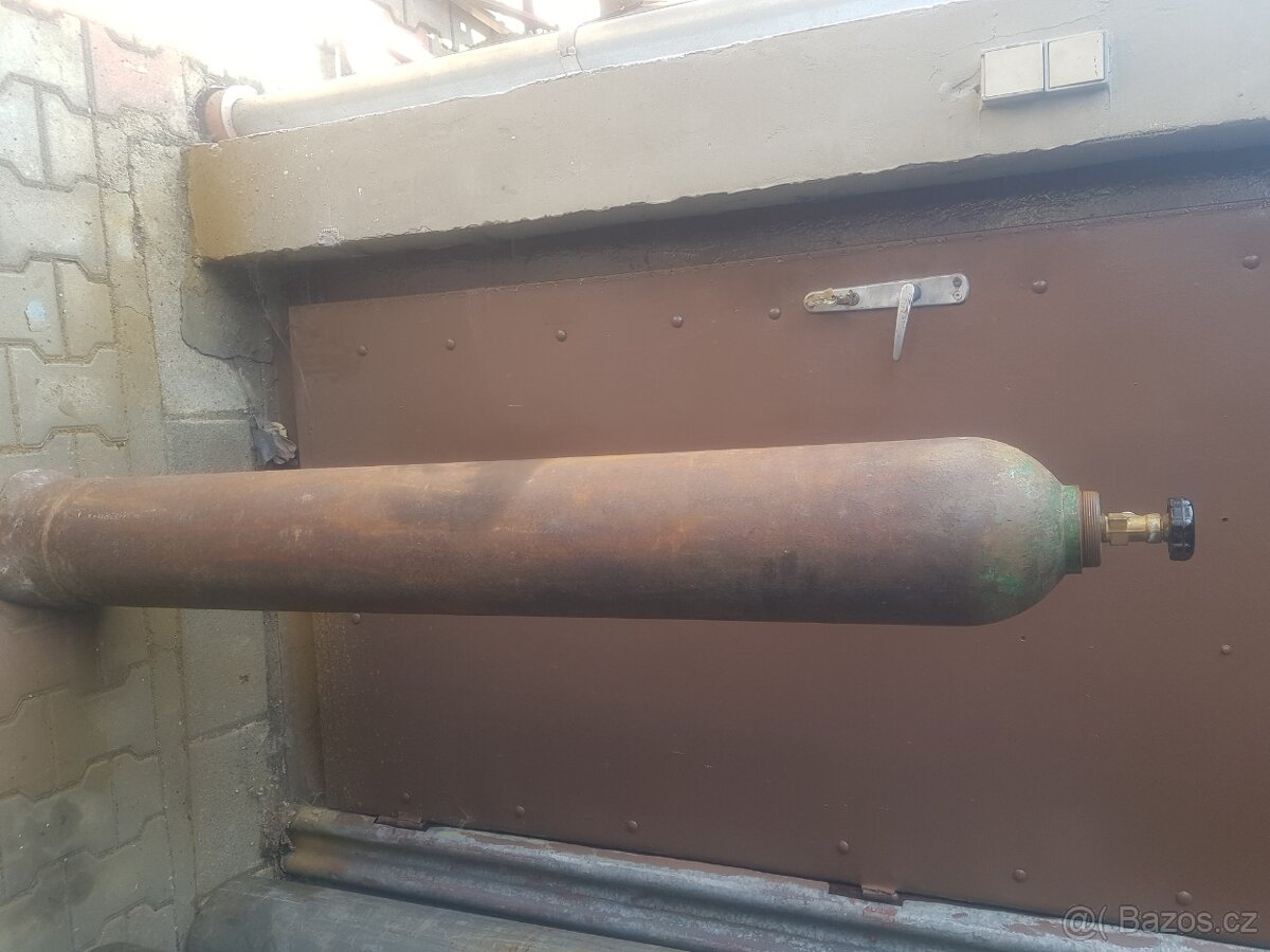 Velká plná lahev s dusíkem