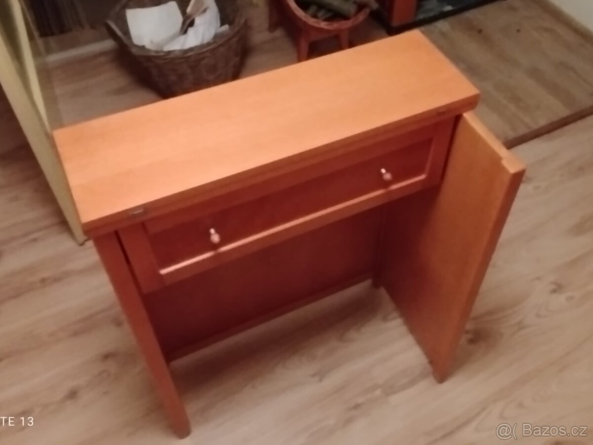 Toaletní stolek se stoličkou