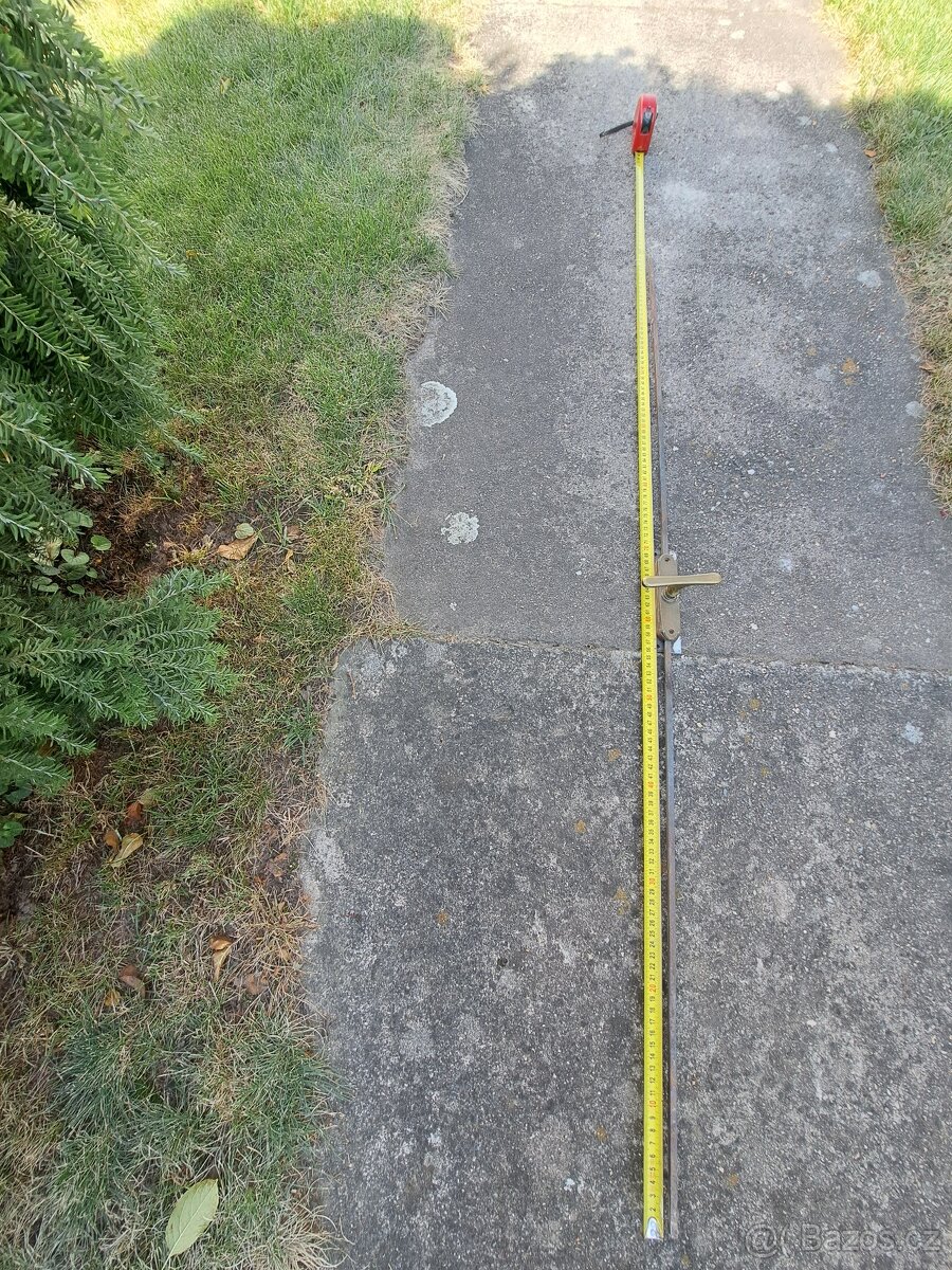 staré mosazné kování na okna