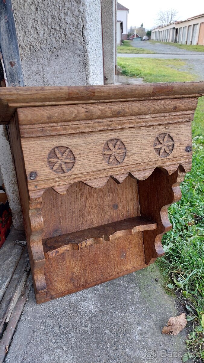 Polička starodávná