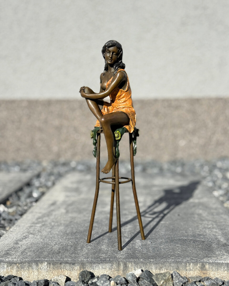 Bronzová socha Dáma na barové židli elegantní barevná soška