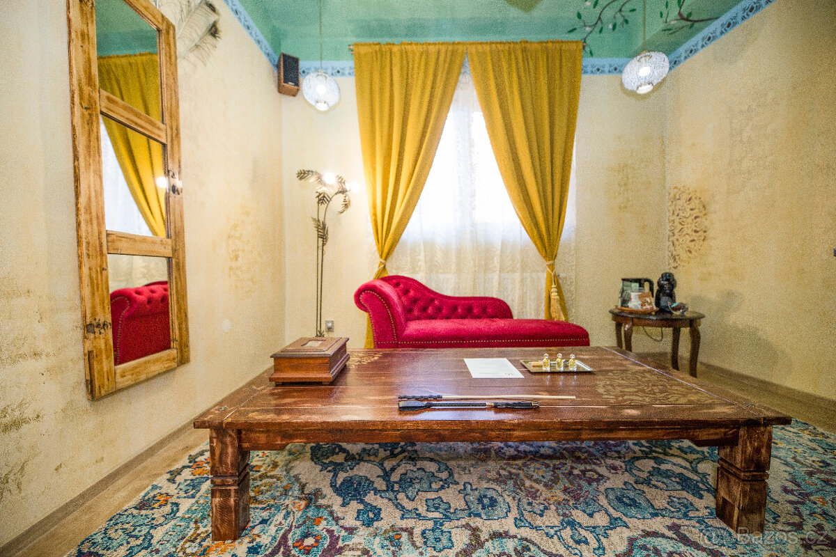 PRODÁM KONFERENČNÍ STOLEK