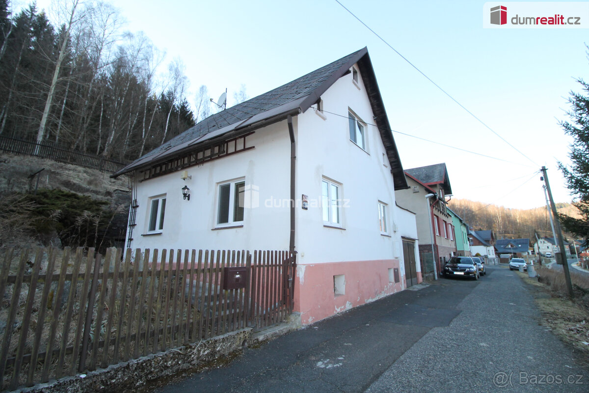 Pěkný rodinný dům 4+1 s garáží, sklepem, půdou v Kraslicích 