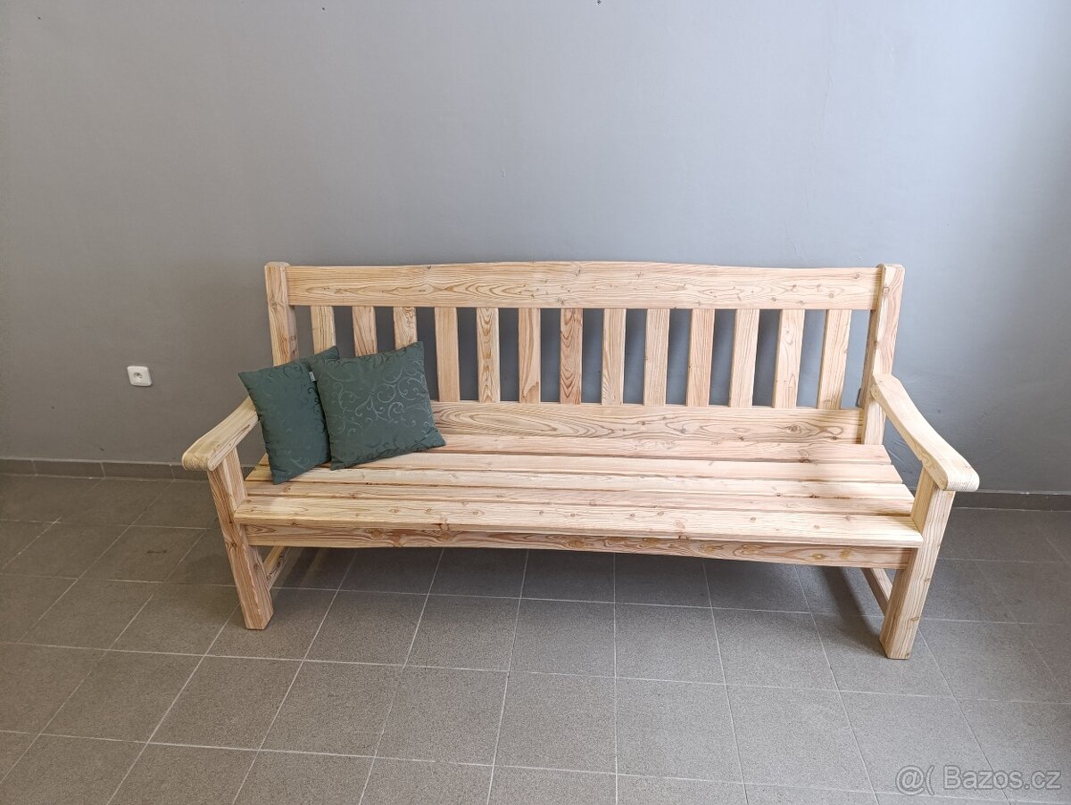 Modřínová masivní lavička