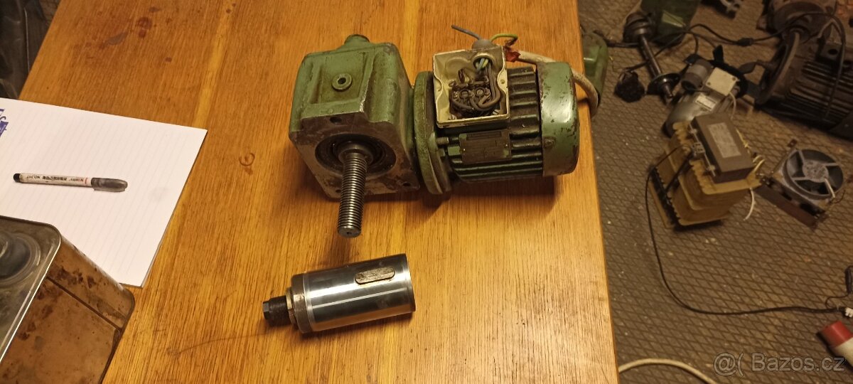 Asynchronií elektro motor s převodovkou