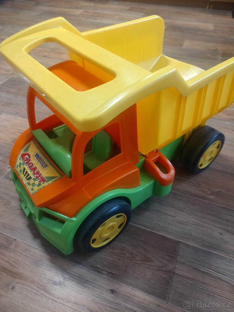 Hračky pro děti - sklápěcí auto, nočník, metr, stavebnice,..
