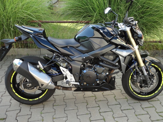 SUZUKI GSR750