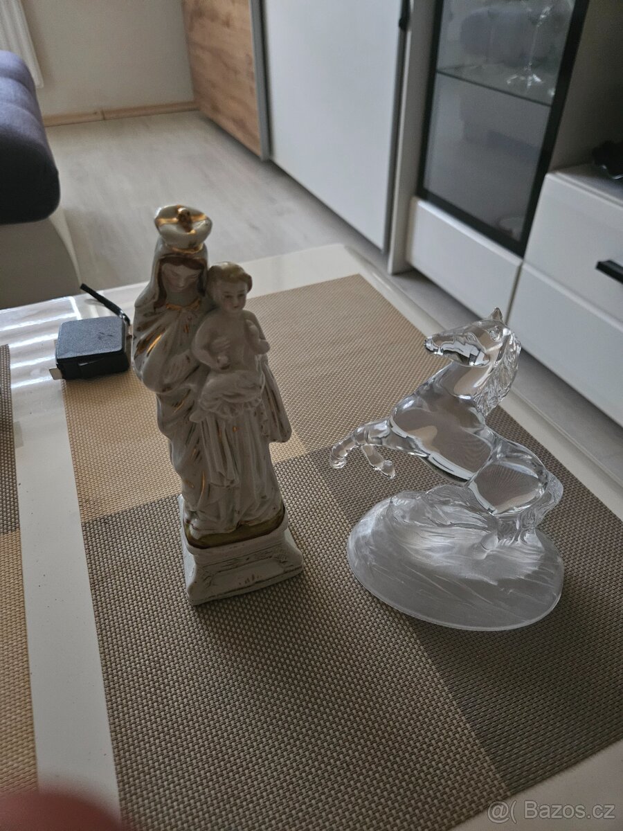 Nabizim pozůstalost hodný sošky tribro atd.