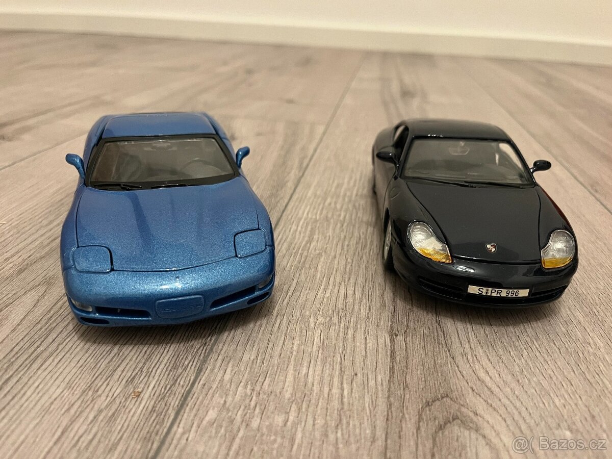 2xMaisto 1:24 modely aut Porsche 911 Carrera + Corvette