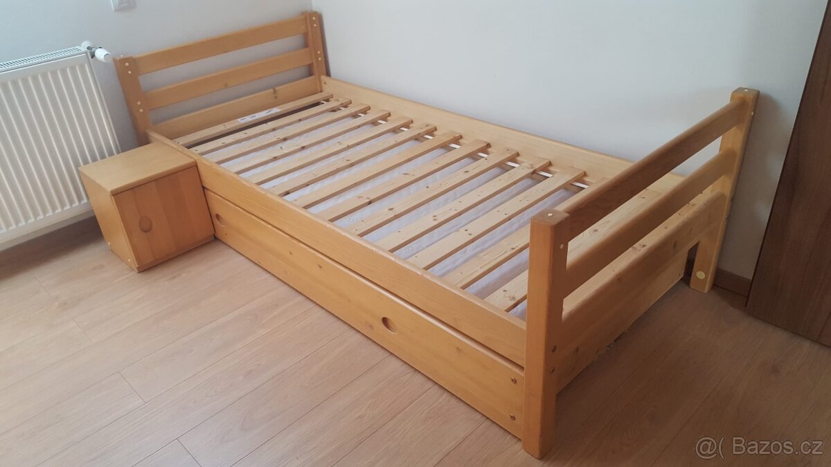 Domestav kvalitní postel z masivu (200x90) s nočním stolkem