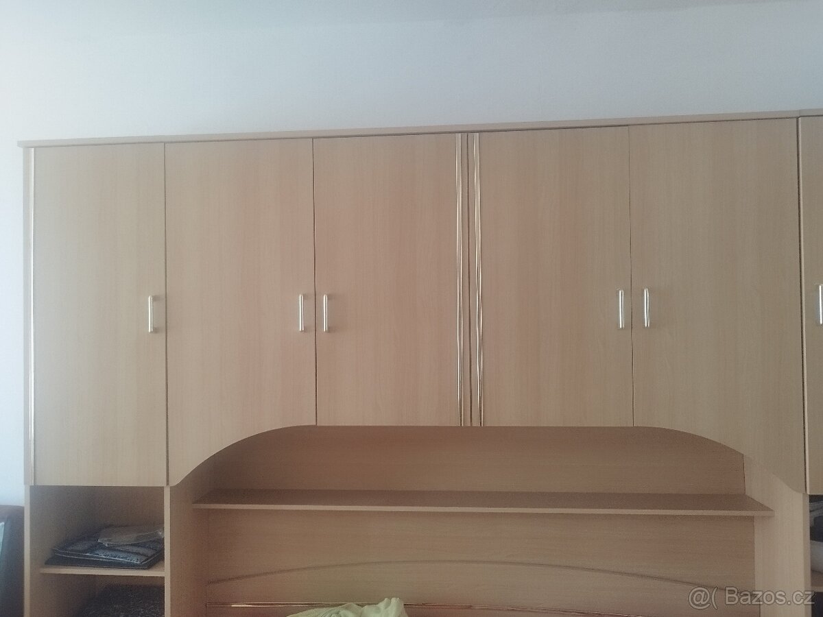 Horní rám se skříňkami nad manželskou postel 180 cm – levně