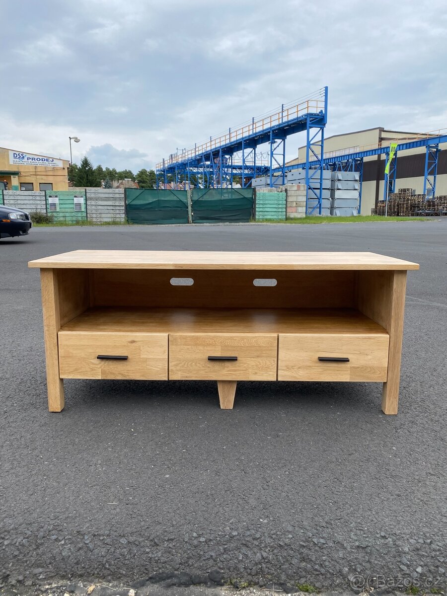 Prodám masivní dubový TV stolek po renovaci