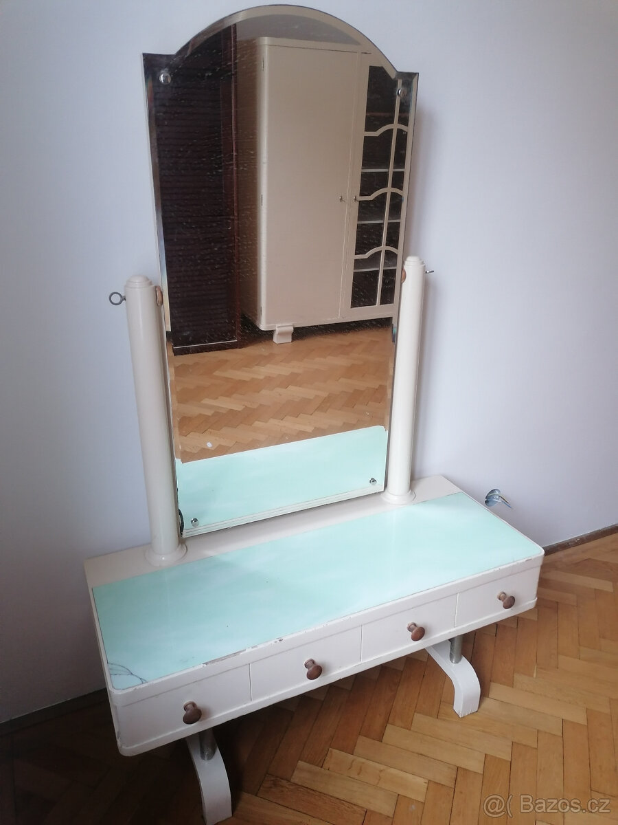 Komoda se zrcadlem + gauč