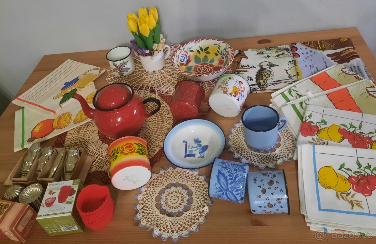 Smaltované nádobí , formičky , utěrky , dečky ...