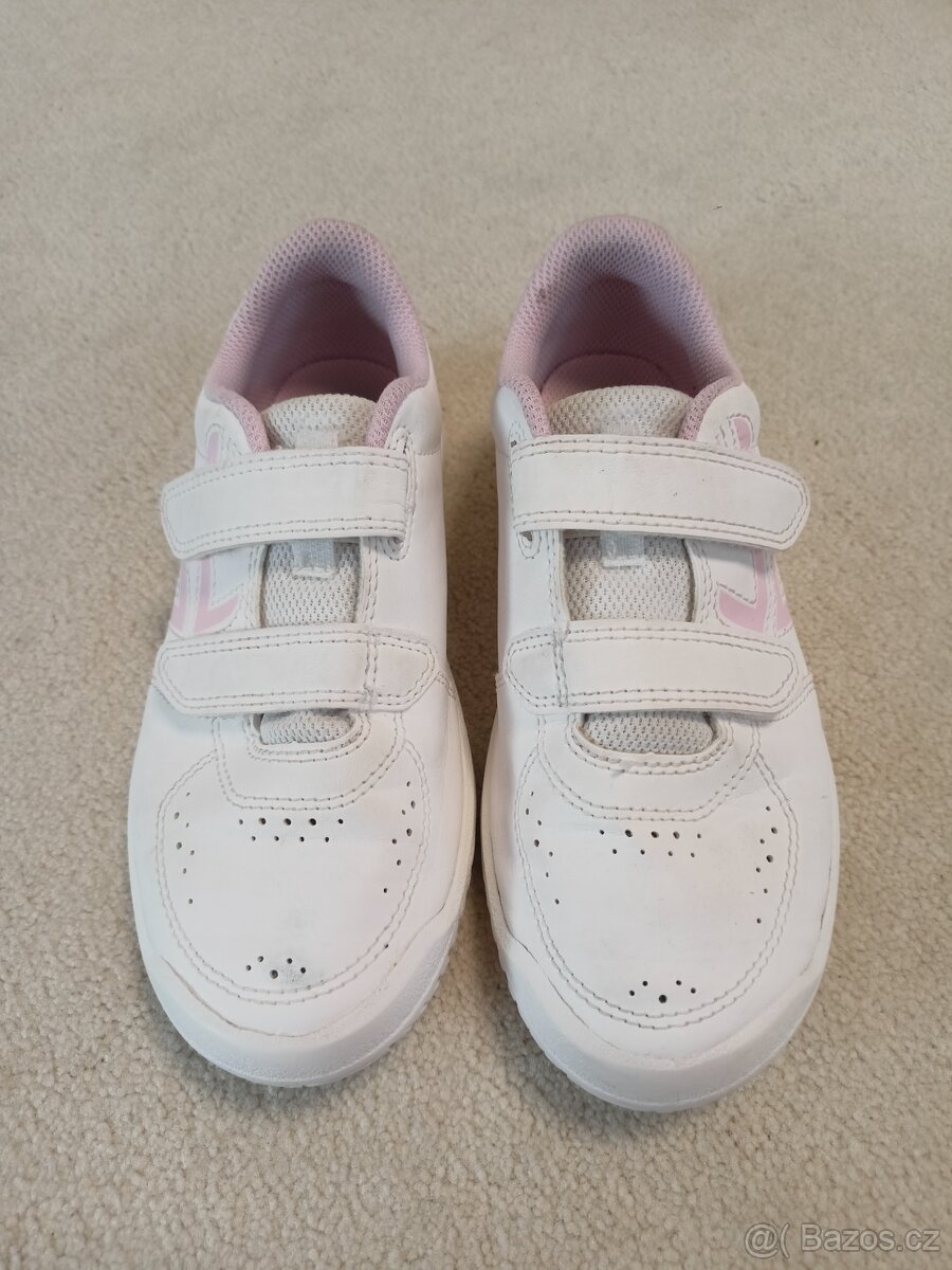 Dívčí tenisky do tělocvičny