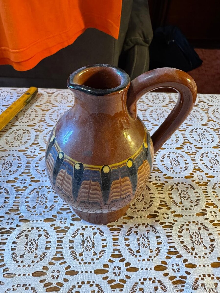 Rustikální keramický džbánek s lidovým dekorem