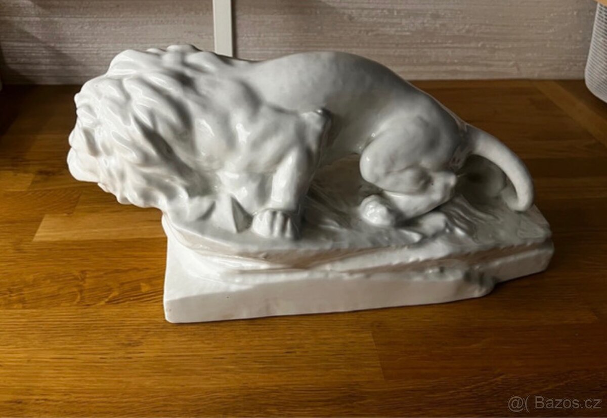 Porcelánová socha lva – český porcelán, ruční práce
