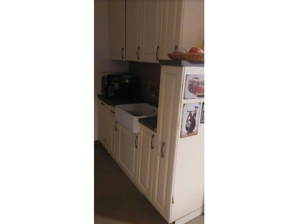 Krémová venkovská kuchyně s vestavěnými spotřebiči,5573