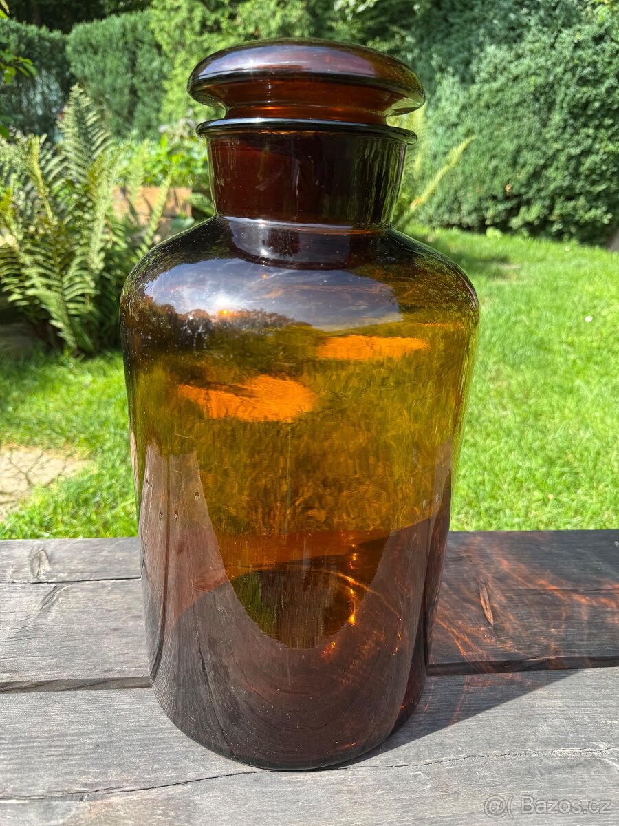 Velká skleněná lékárnická nebo skladovací dóza.