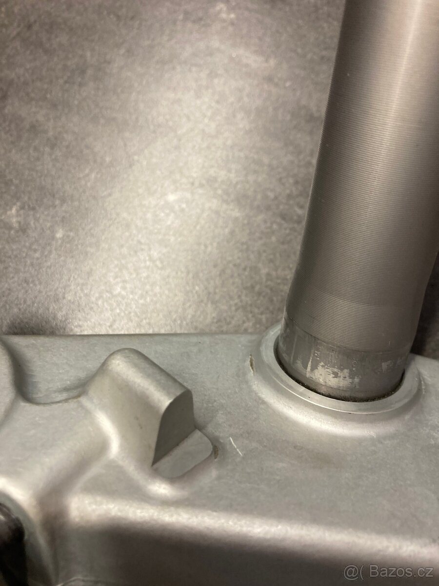 spodný okuliar Triumph Tiger 800