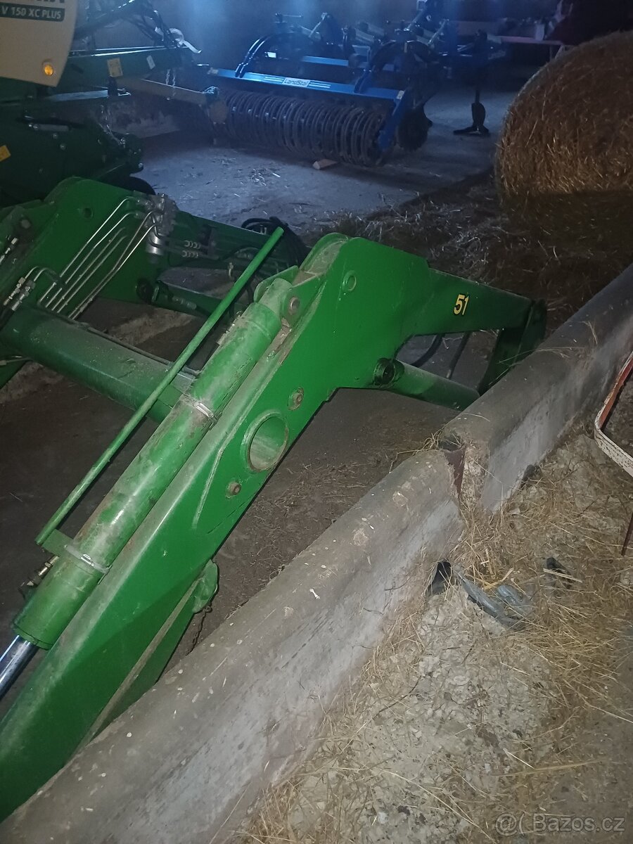 Čelní nakladač John Deere
