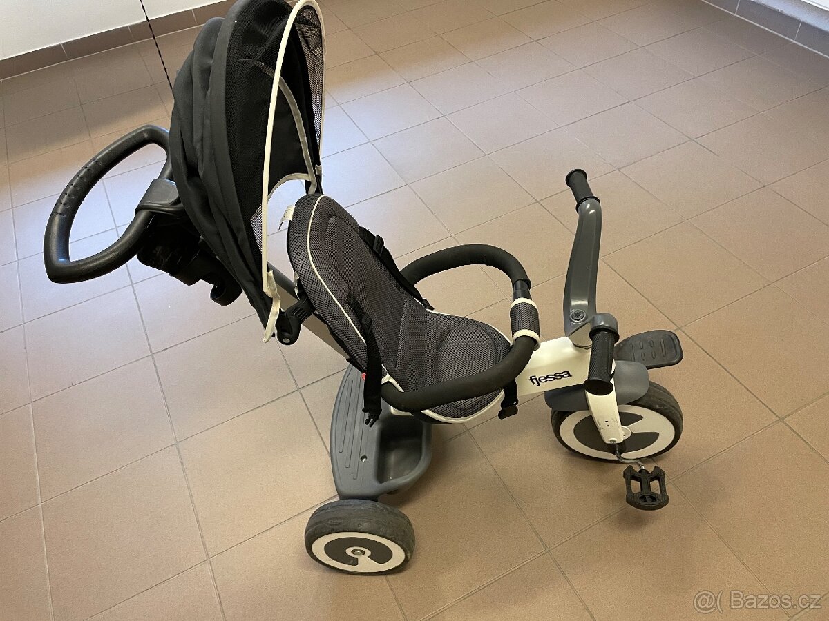 Dětský kočárek trikolka