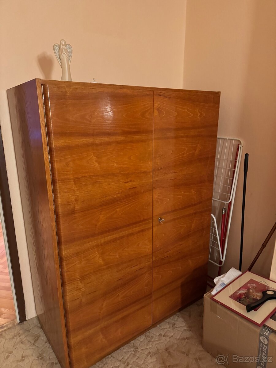 Staré šatní skříně