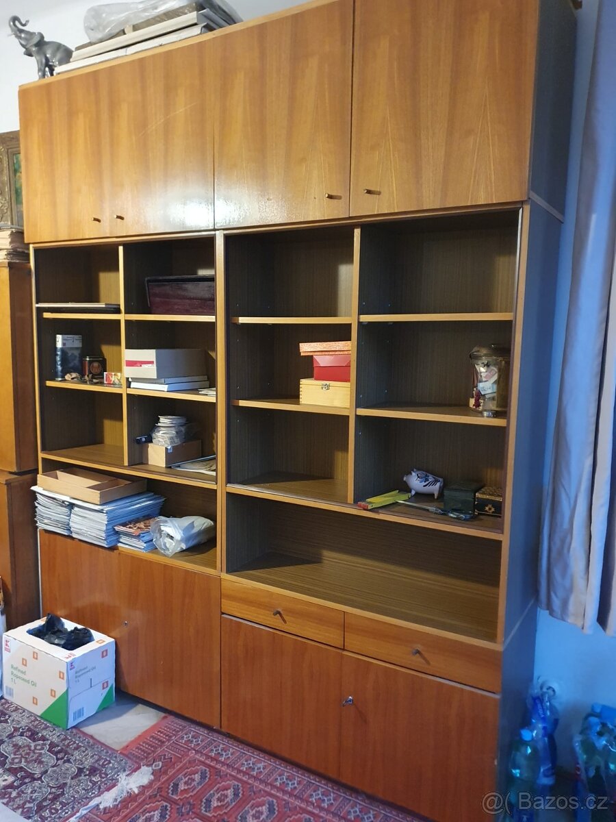 Daruji sestavu skříněk a polic