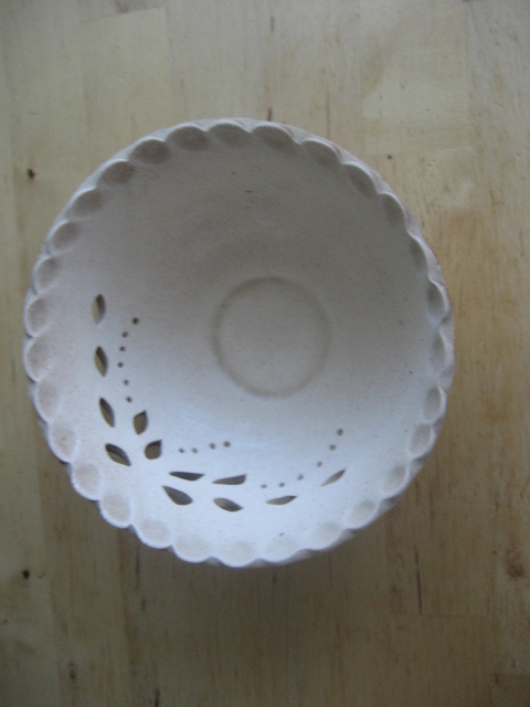 Keramická dekorativní miska děrovaná