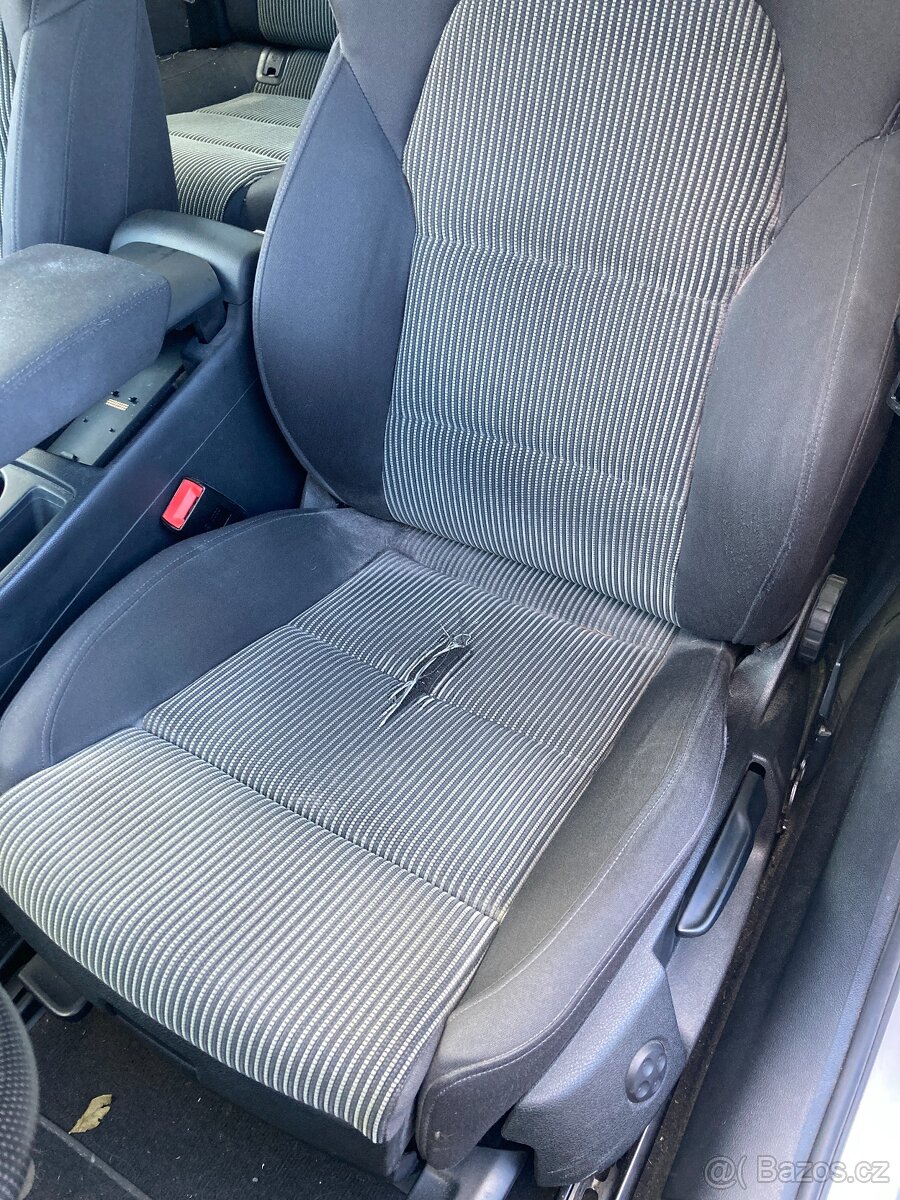 Koupím sedačku na Audi A4 přední nebo zadní typ sed viz: fot