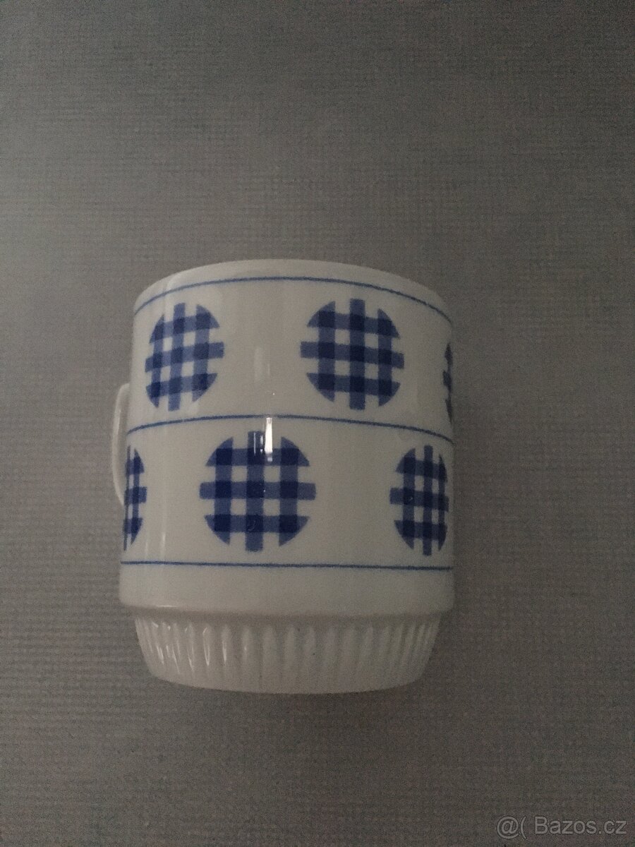 Retro hrnek s vroubky - modrá záplata