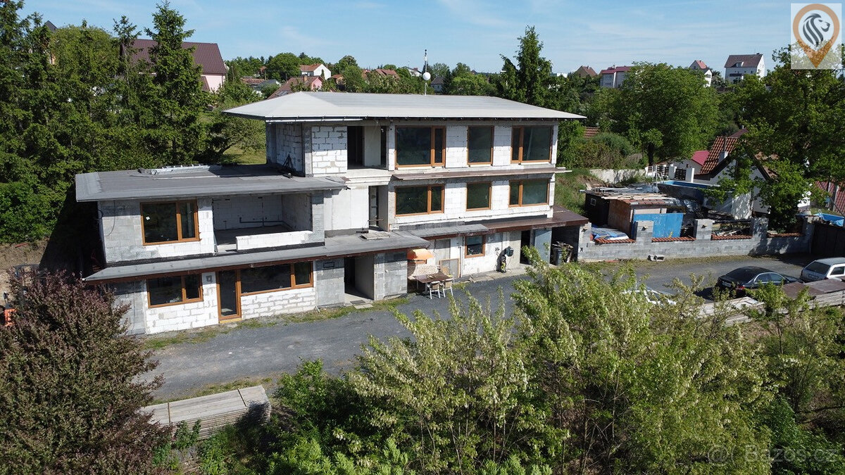 Jedinečný rozestavěný dům s výhledem na Vltavu a investičním
