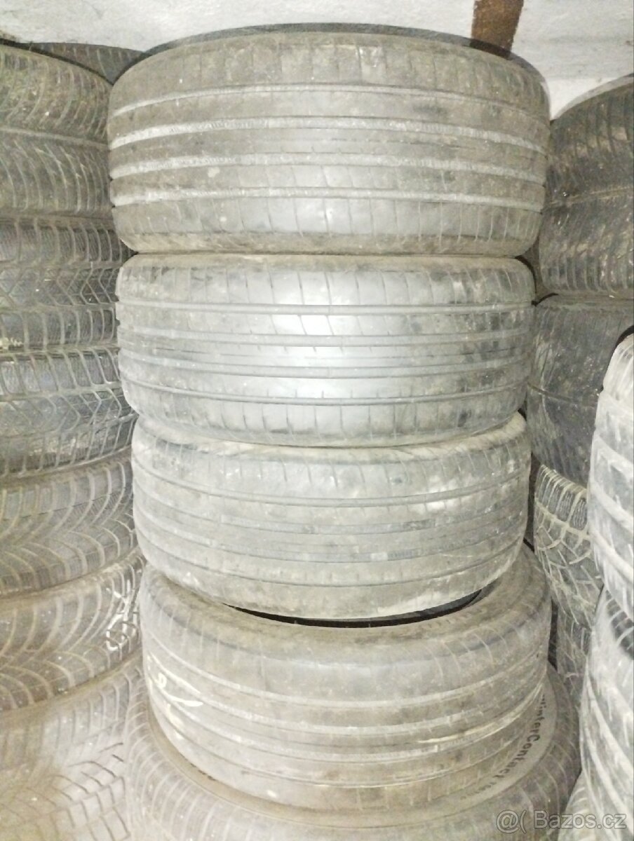 245/45R18