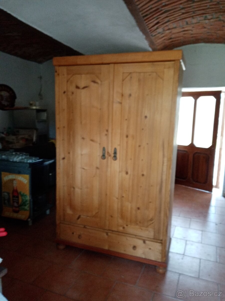 Stará šatní skříň